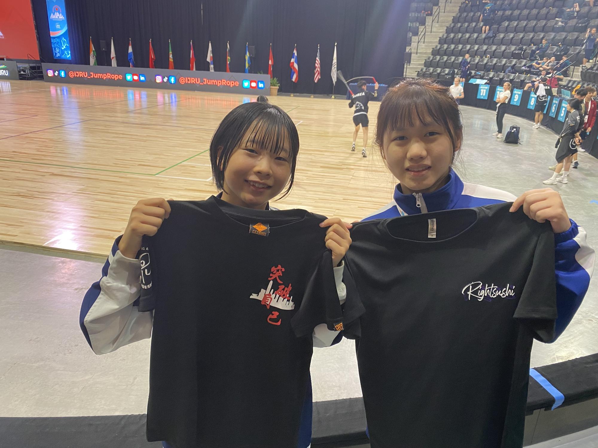 世界大会で海外選手とTシャツを交換する高田さん