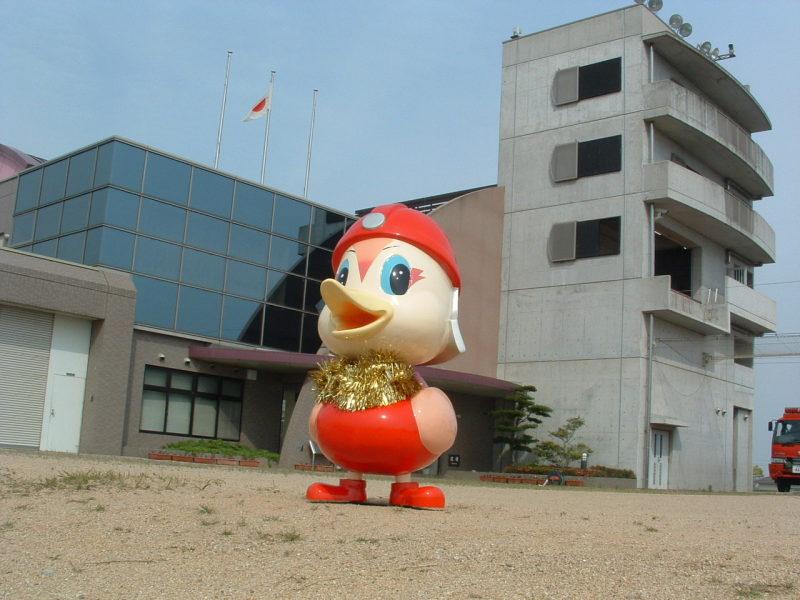 加古川市防災センターの施設前に立つ、防カル君の写真
