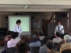 兵庫県警本部の高齢者交通安全教育隊（スタウス）さんによる交通安全寸劇