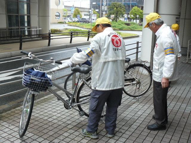 ヤマトヤシキ加古川店付近の歩道で自転車の無料点検を行っている写真