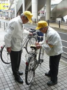 自転車整備カードに整備が必要な個所を記載している写真