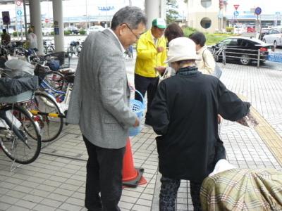 自転車無料点検と同時に啓発物資の配布をしている写真