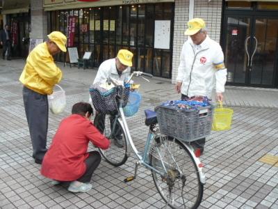 自転車無料点検でブレーキやチェーンの摩耗を指摘している写真