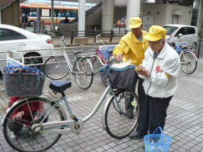 兵庫県自転車軽自動車商業協同組合加古川支部の方々が自転車の無料点検を行っている写真