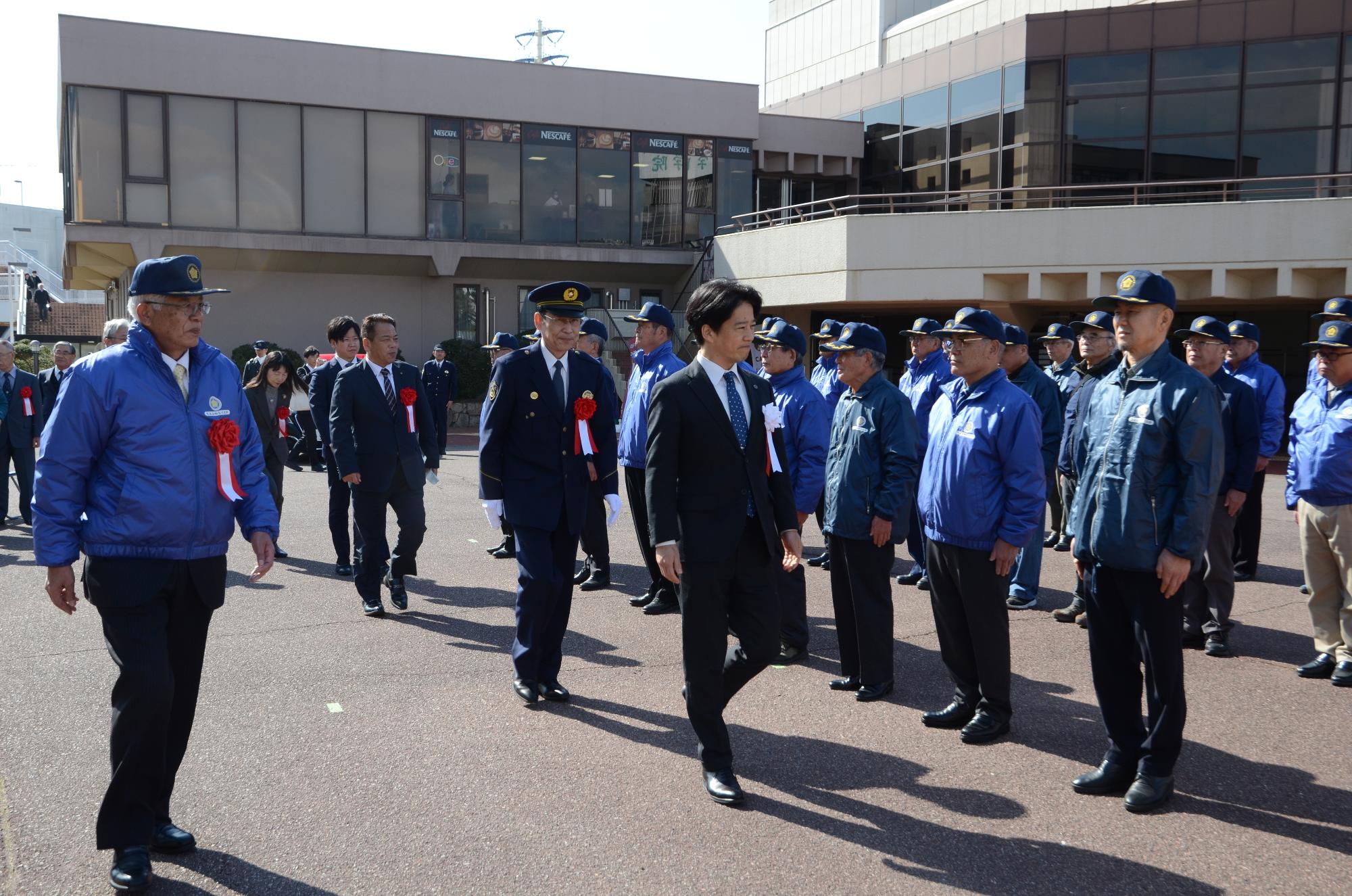 市長ほか来賓の方々がパトロール隊員を視閲