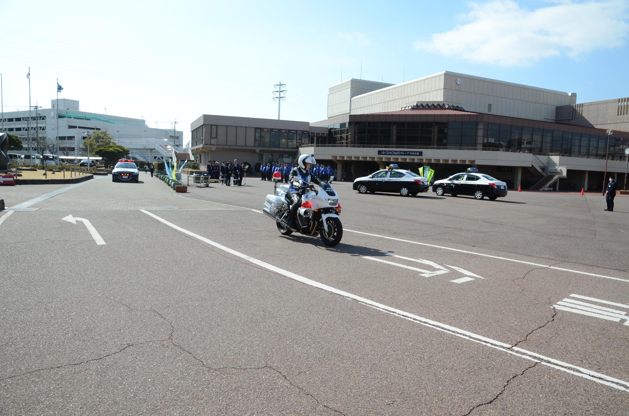 加古川警察署の白バイ、パトカーによる先導