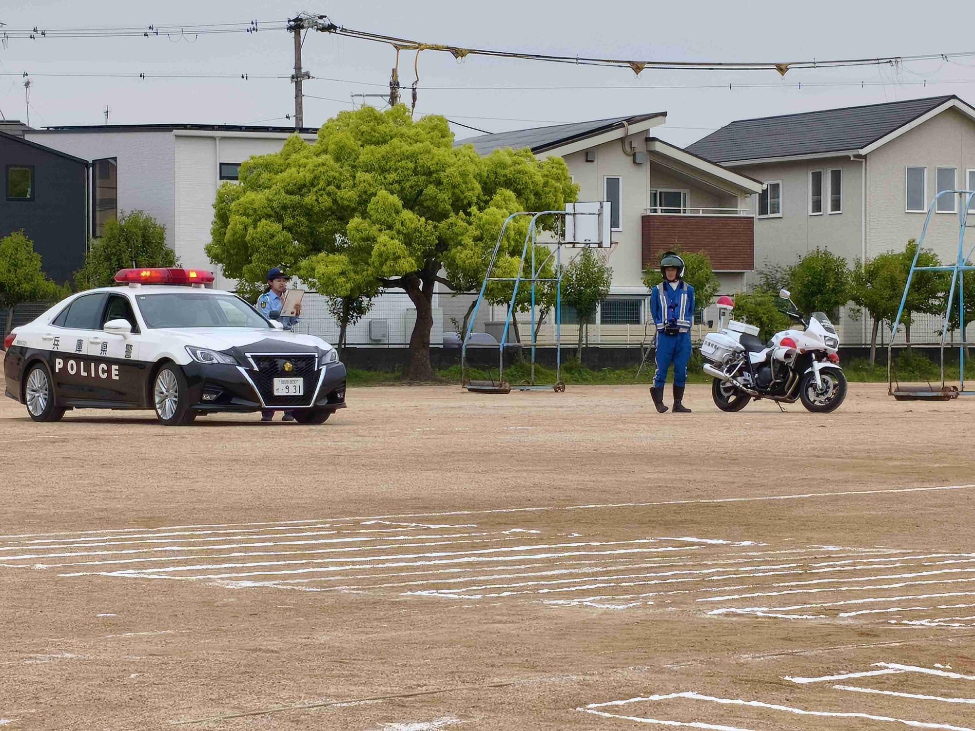 パトカーと白バイ