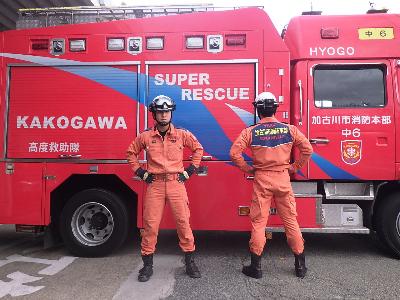 オレンジ色の救助隊員の服の正面と背面の写真