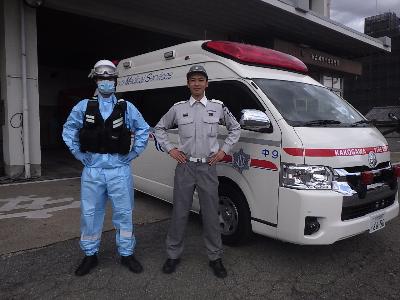 正面から撮影した救急隊員の制服の写真