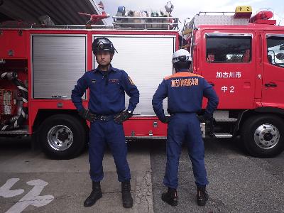 消防隊員の青い作業着の正面と背面の写真
