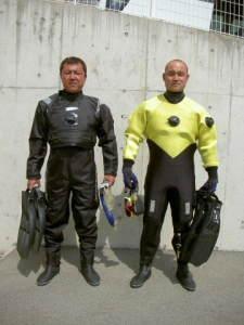潜水服の上にドライスーツを着た二人の隊員の写真