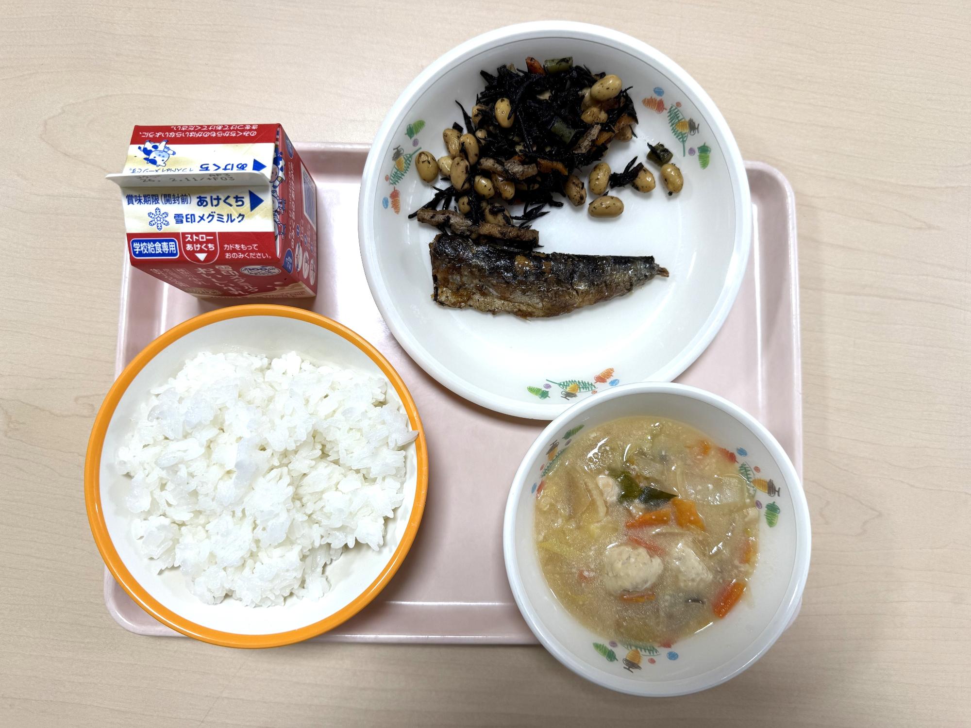 給食を上から撮影した写真。ご飯、牛乳、いわしの生姜煮、ひじき豆、恵幸川汁