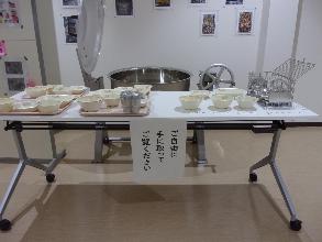 展示コーナーに食器類が並べてあり、ご自由に手に触れてご覧くださいの掲示がある
