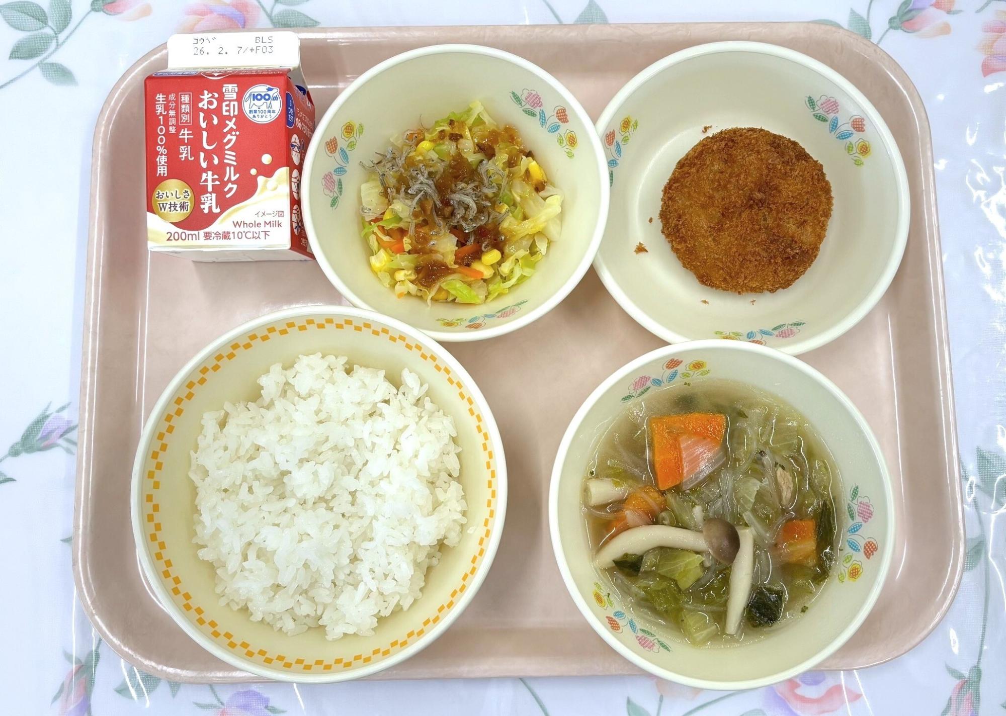 給食を上から撮影した写真。ごはん、牛乳、淡路玉ねぎコロッケ、じゃこさらだ、レタススープ