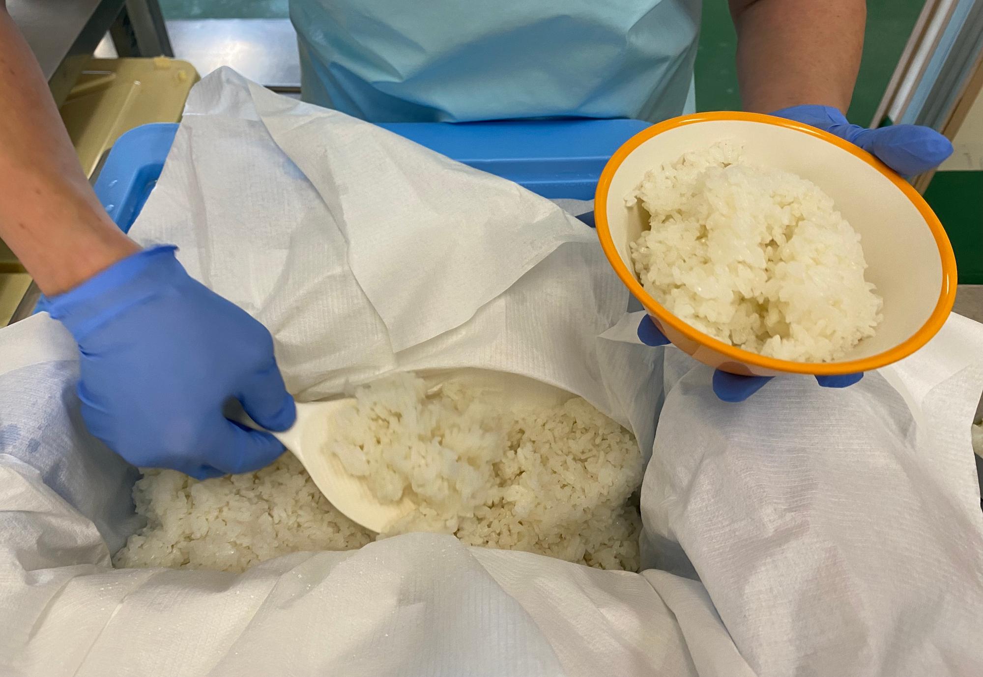志方すこやか米を配膳している写真