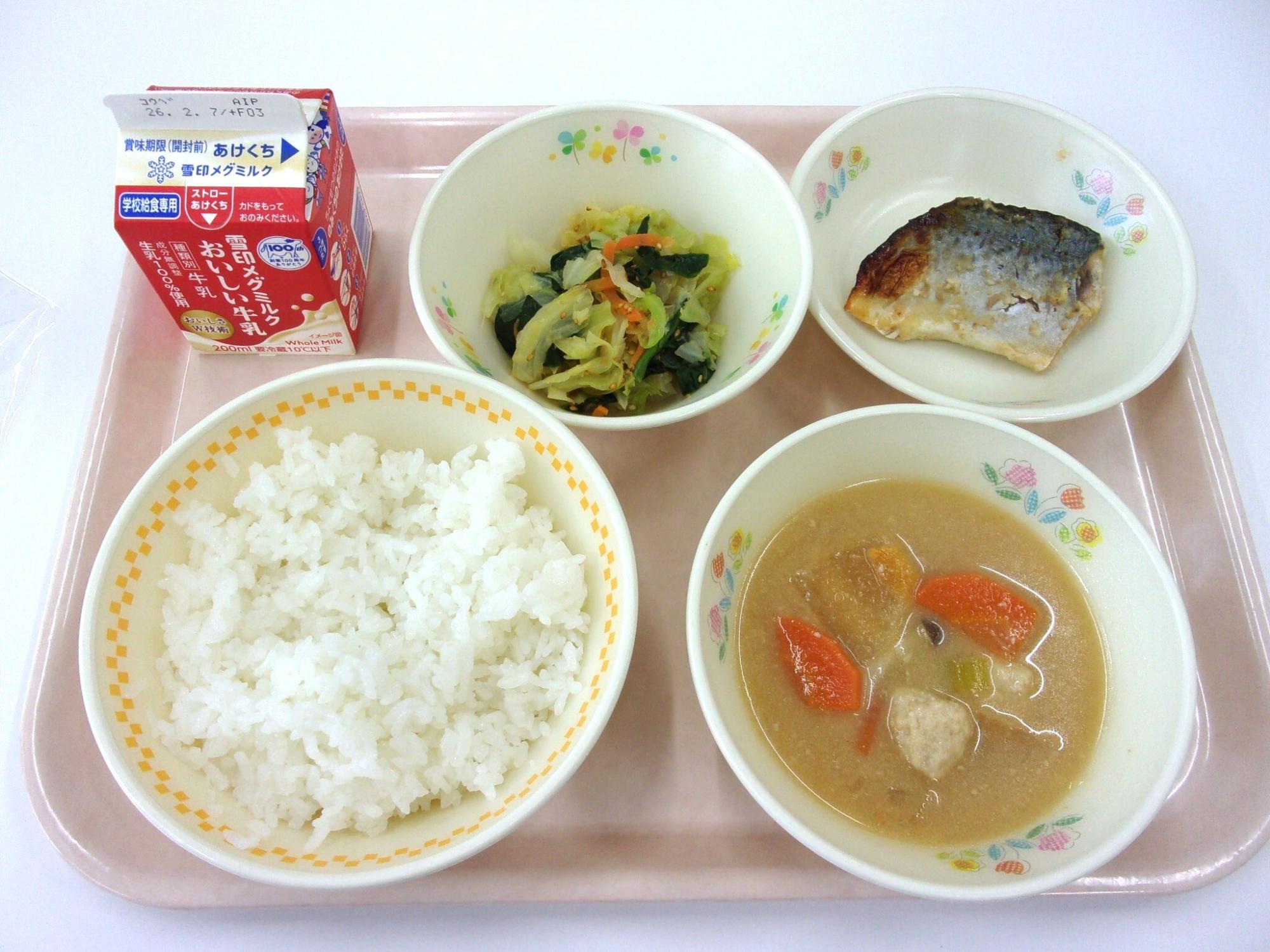 当日の給食を上から撮影した写真。ごはん、牛乳、鯖の塩こうじ焼き、金ごま和え、恵幸川汁