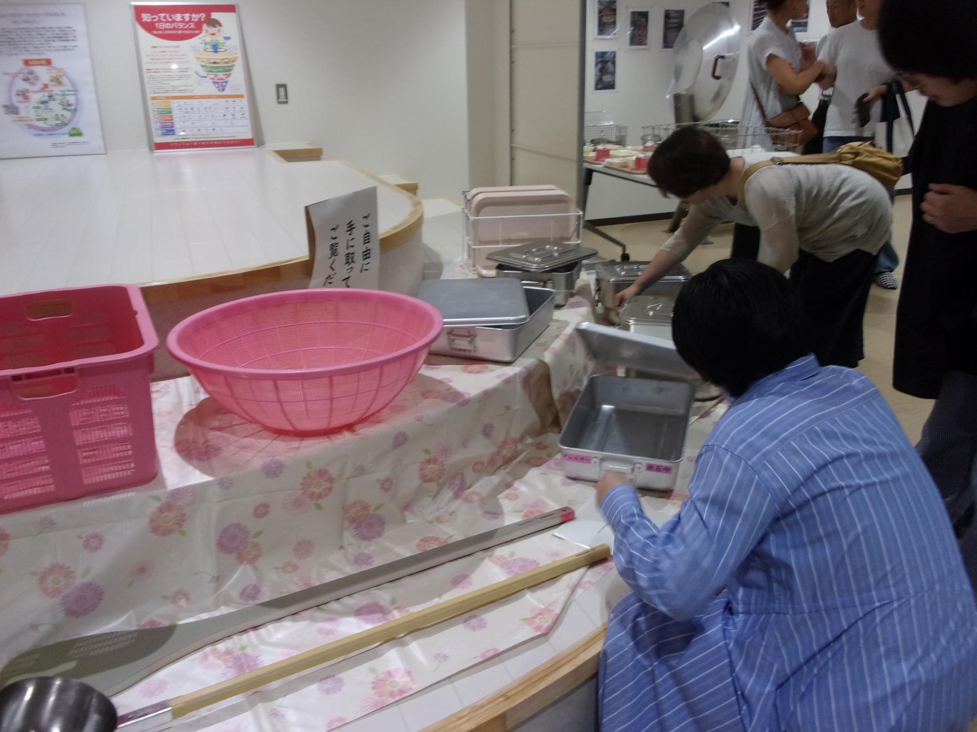 調理器具や食器の展示