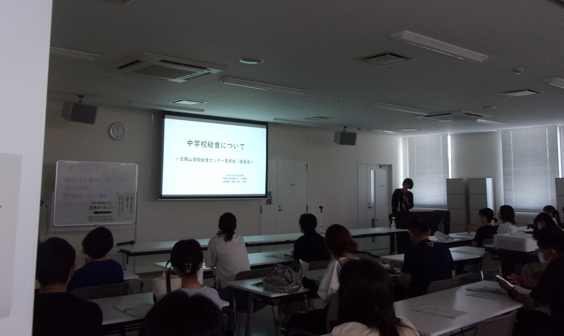 栄養教諭が講話をしている様子