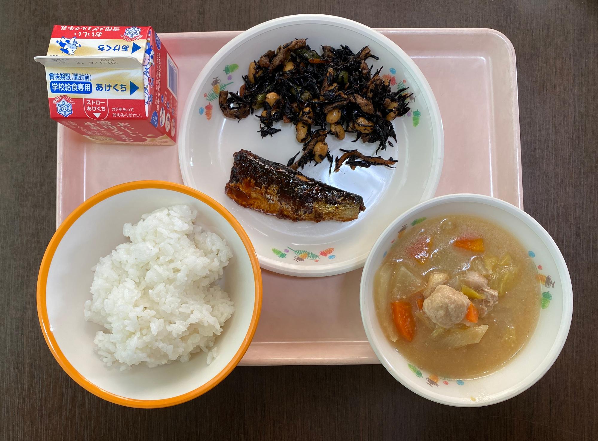 出来上がった給食の写真