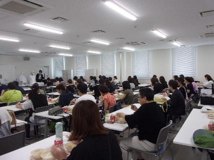 当日の給食を試食している保護者