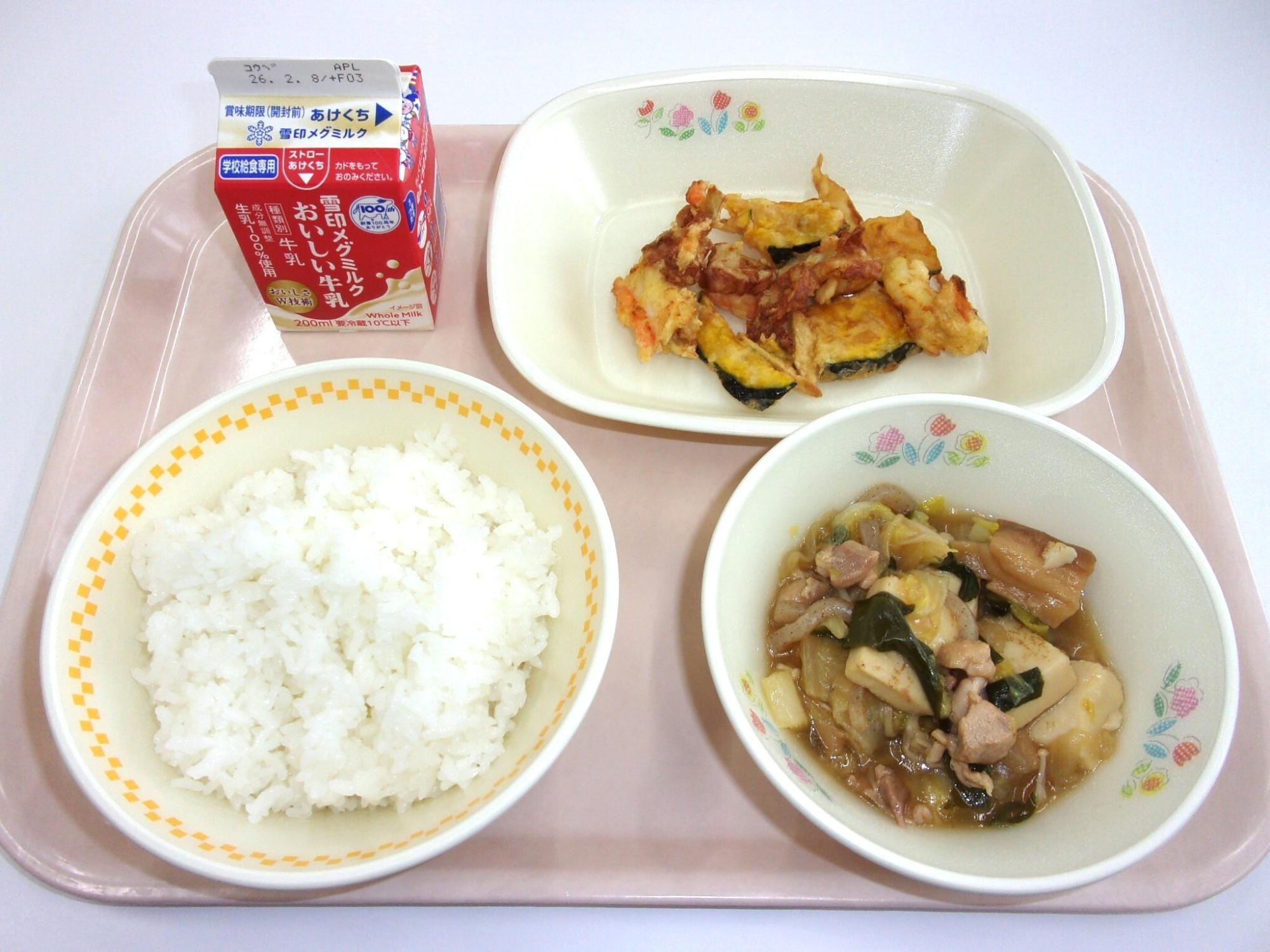 当日の給食を上から撮影した写真。ごはん、牛乳、じゃぶ、ちくわとかぼちゃのかき揚げ