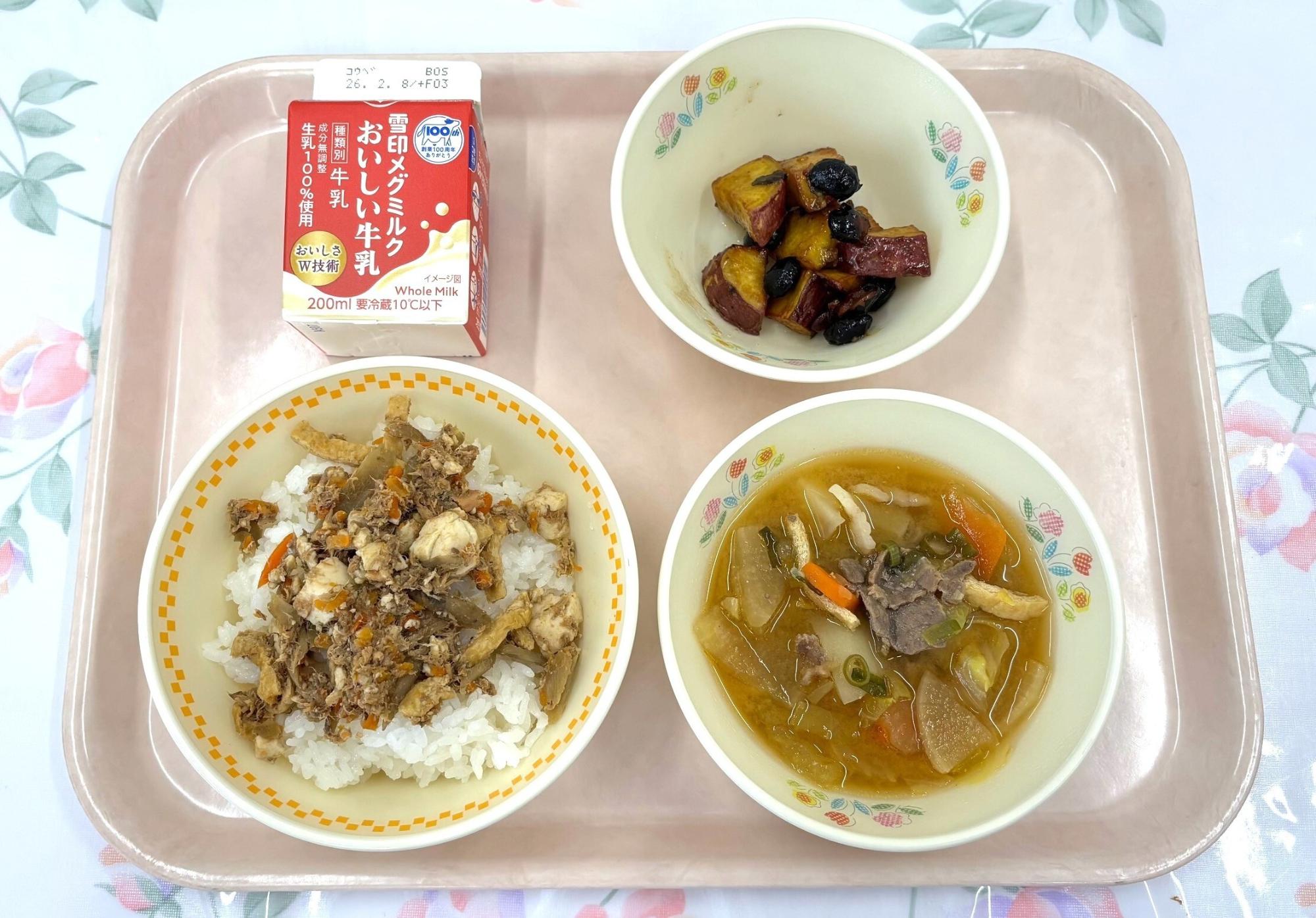 給食を上から撮影した写真。とふめし、牛乳、丹波黒豆ポテト、ぼたん汁