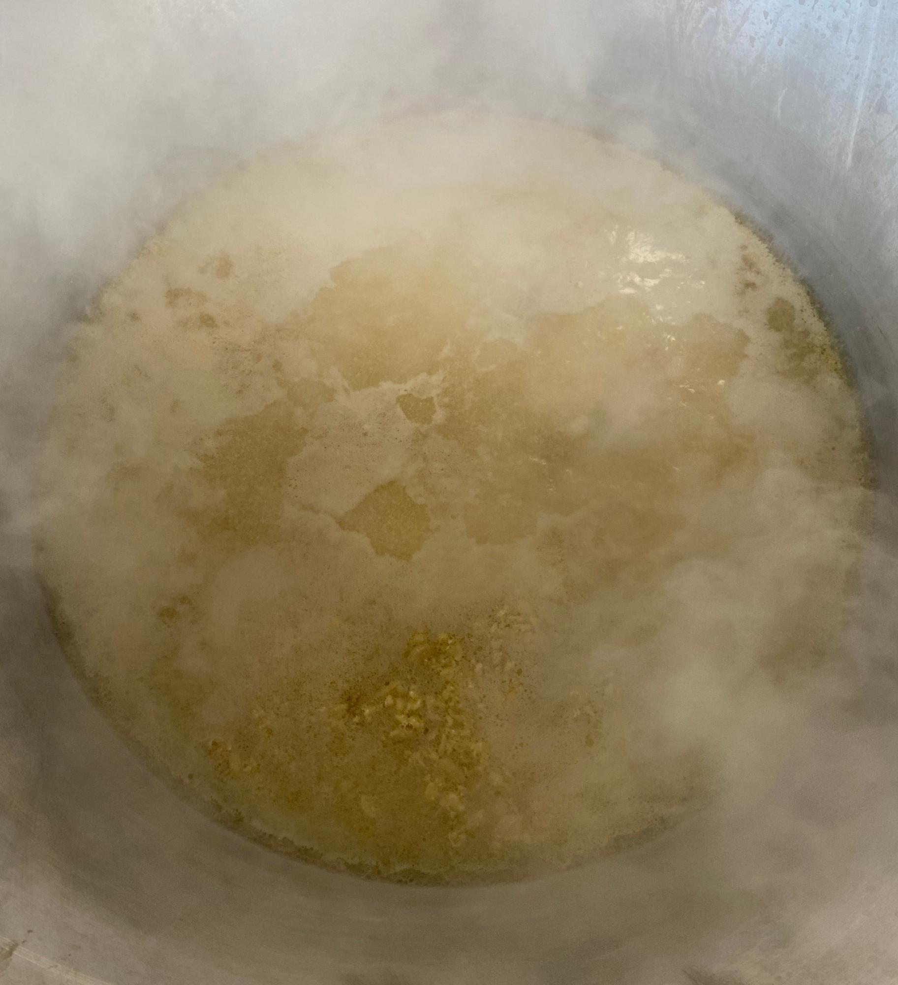 だし汁の中に鶏肉を入れた写真