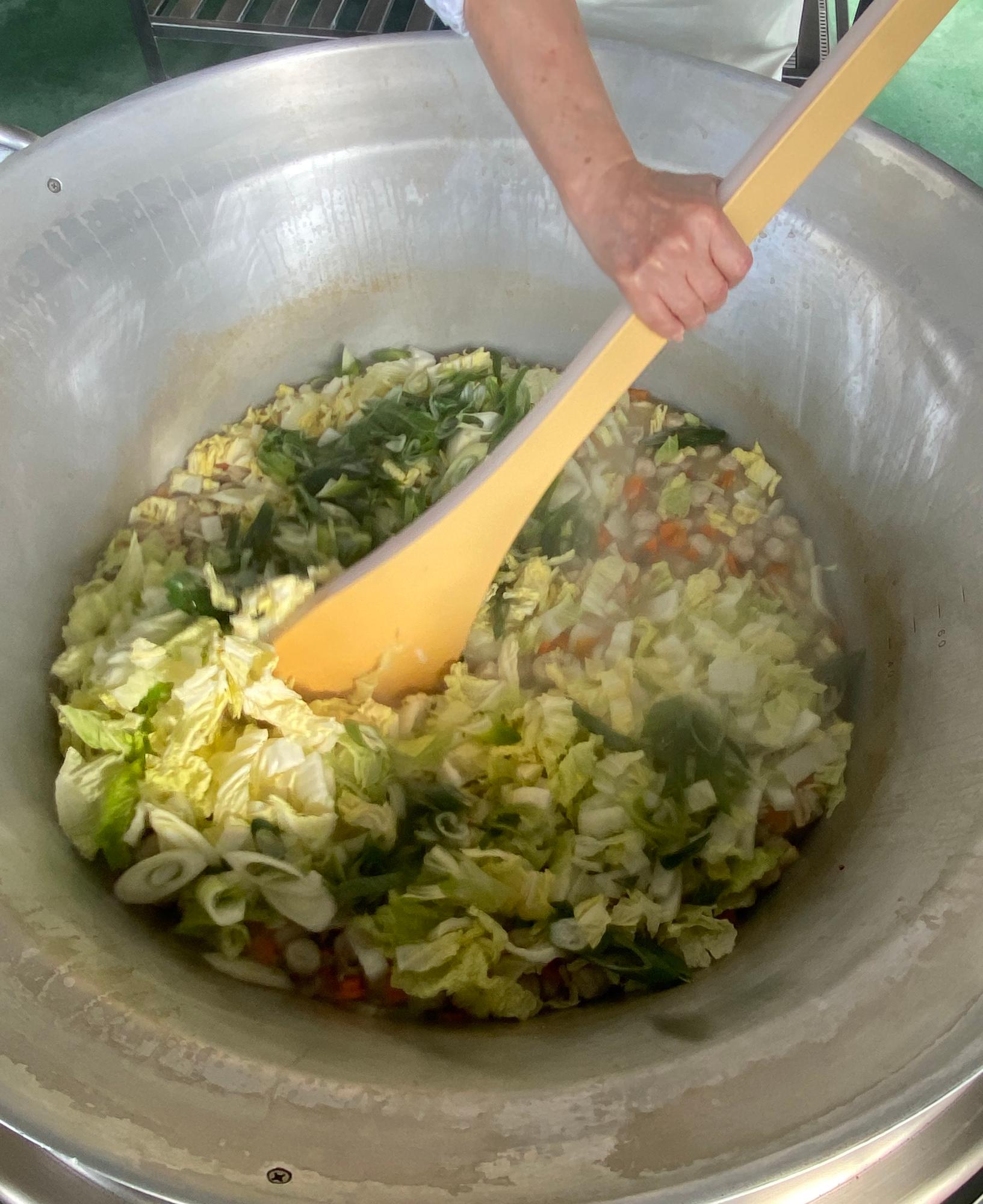 だし汁の中に追加で野菜を入れた写真