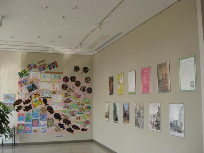 整然と作品群が展示されている展示コーナーの内装の写真