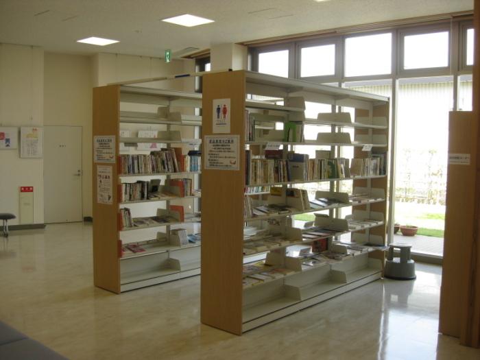 別角度より撮影された図書コーナーの内装の写真