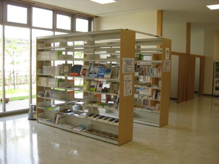 図書コーナーの内装の写真。奥にふれあいスペースが確認できる。