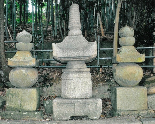 常楽寺の宝塔並びに五輪塔