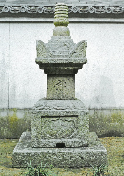 鶴林寺の石造宝篋印塔