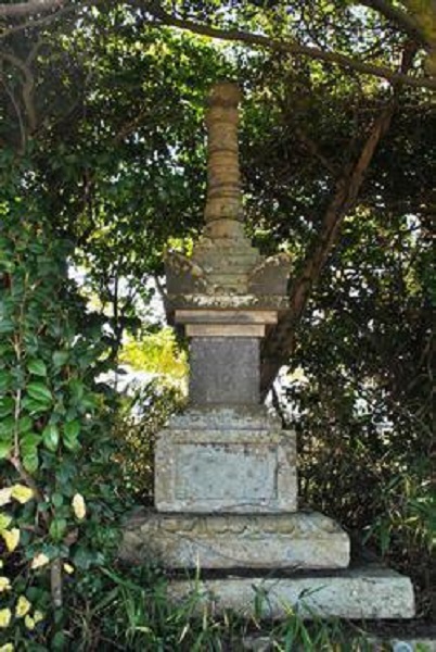 見土呂の宝篋印塔（北から）