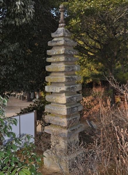 常楽寺本堂の東側に建っている石造十三重塔