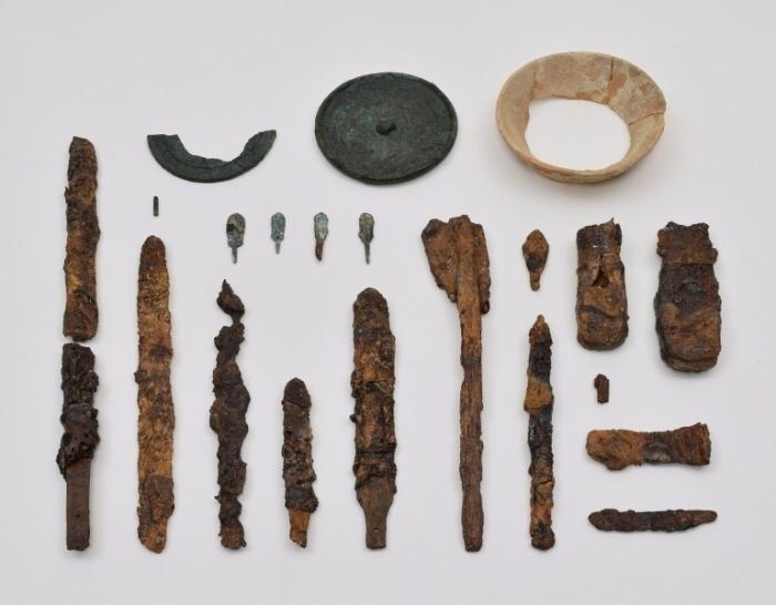 天坊山古墳で出土した青銅鏡や銅鏃、鉄剣や鉄槍や鉄斧など鉄製の武器類や農工具類などの様々な副葬品の写真