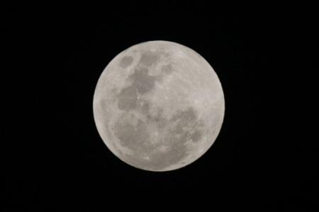部分月食開始約2時間前の綺麗な月の写真