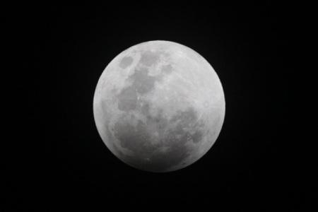 部分月食が始まる直前の「半影(はんえい)」が始まって左下が薄暗くなってきている月の写真