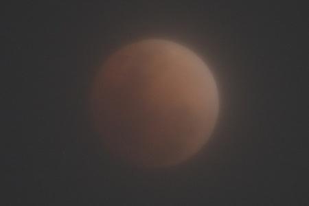 皆既状態に入って10分ほど経過しぼんやりとした赤い月の写真