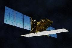 暗闇に浮かぶ青いパネルの衛星の写真