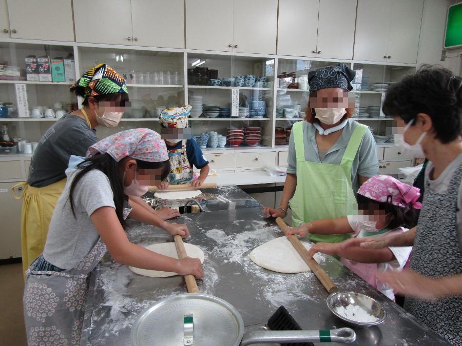生地を伸ばす作業