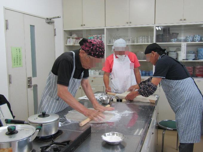 生地を伸ばす作業