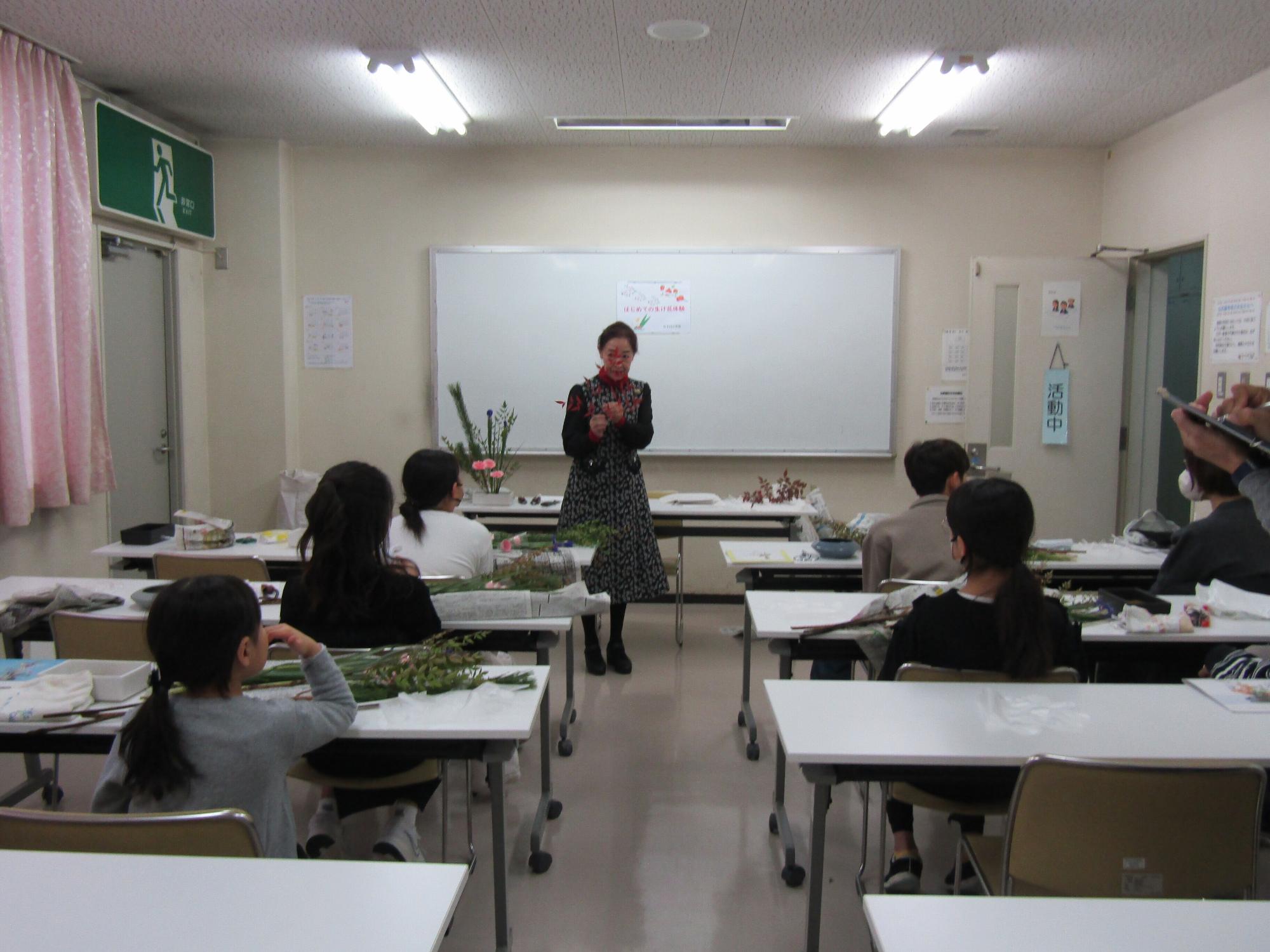 生け花　講師説明している様子