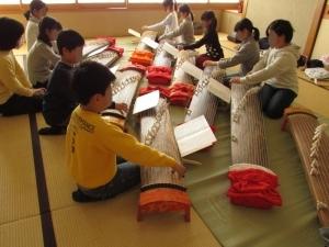 子ども琴教室における小学生の練習風景の写真