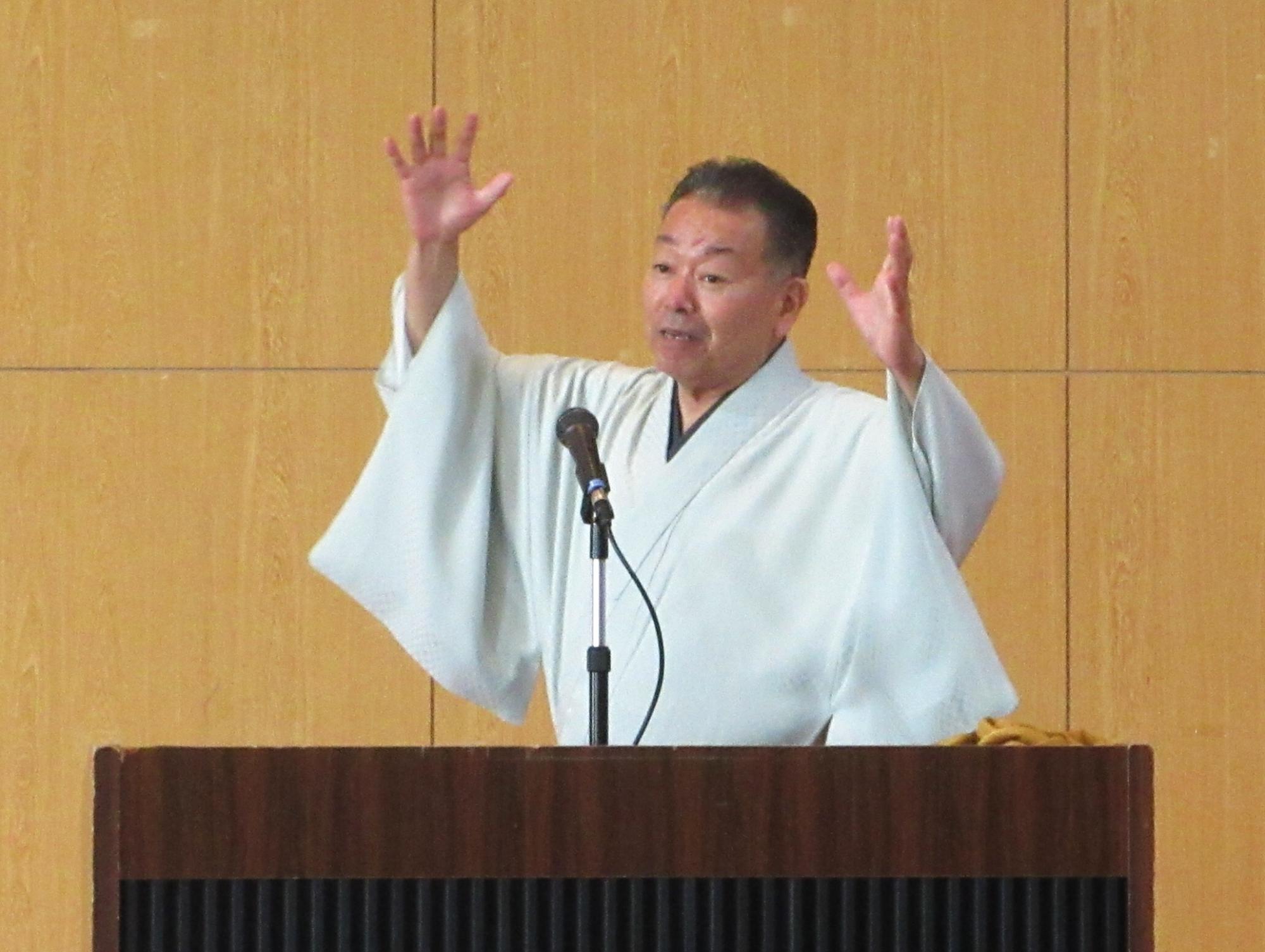 大きな身振り手振りで、おもしろおかしく口演する旭堂南海先生