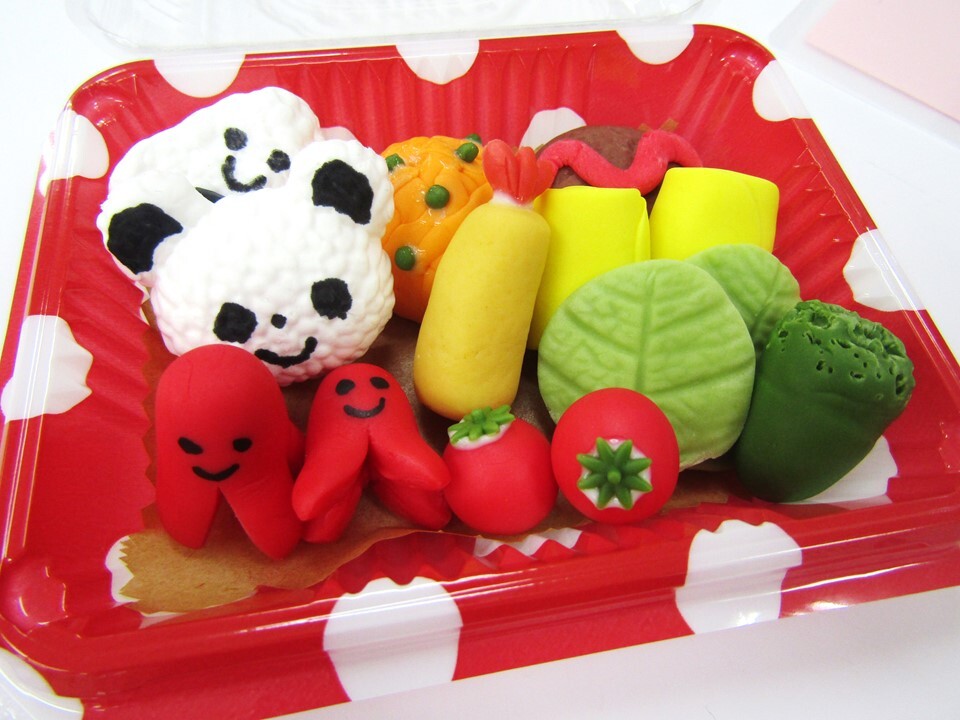 できあがったアクリル樹脂ねんどのお弁当。パンダおにぎりやたこさんウインナーなど。