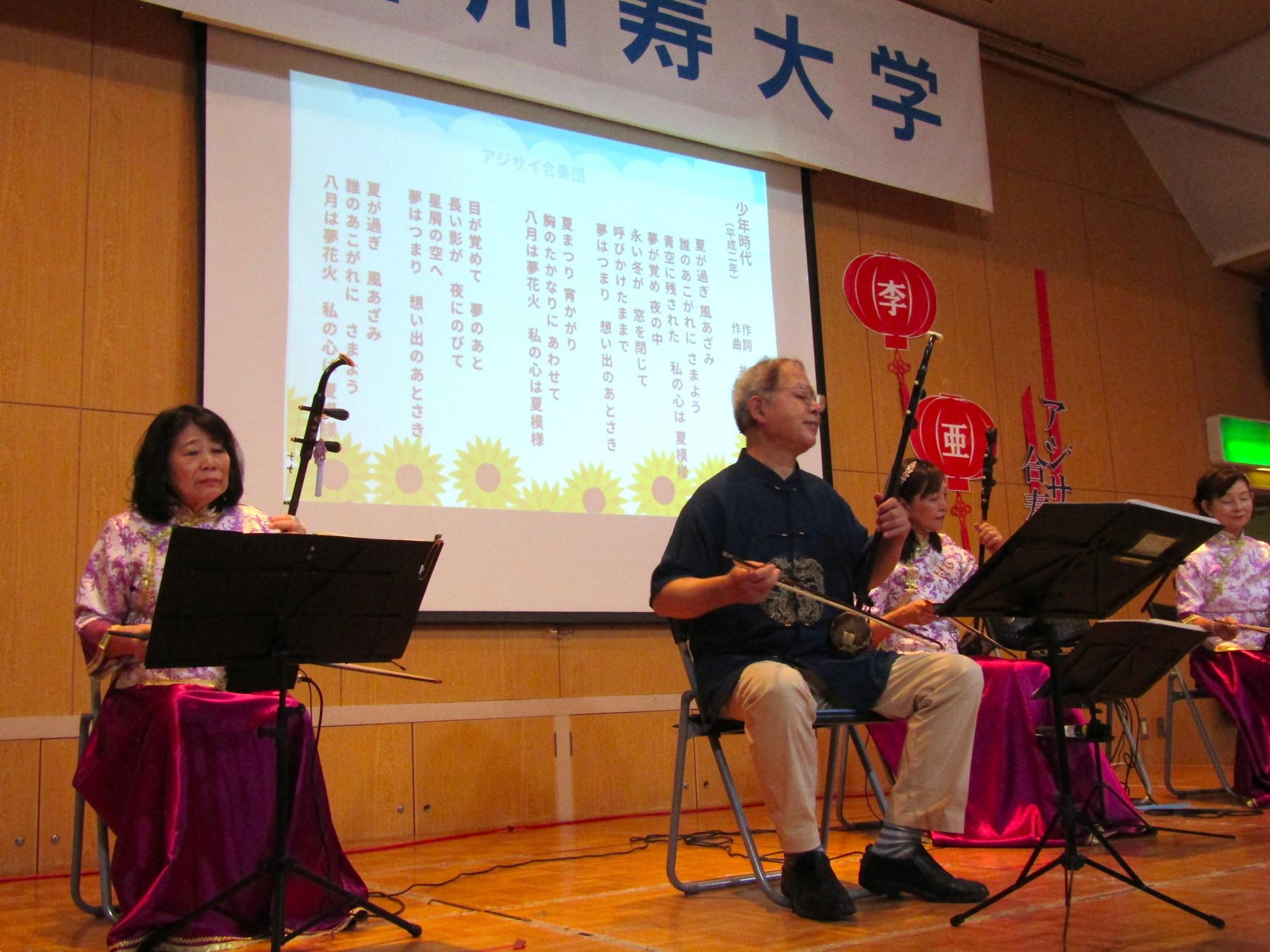 歌謡曲「少年時代」を二胡に合わせて歌うようす