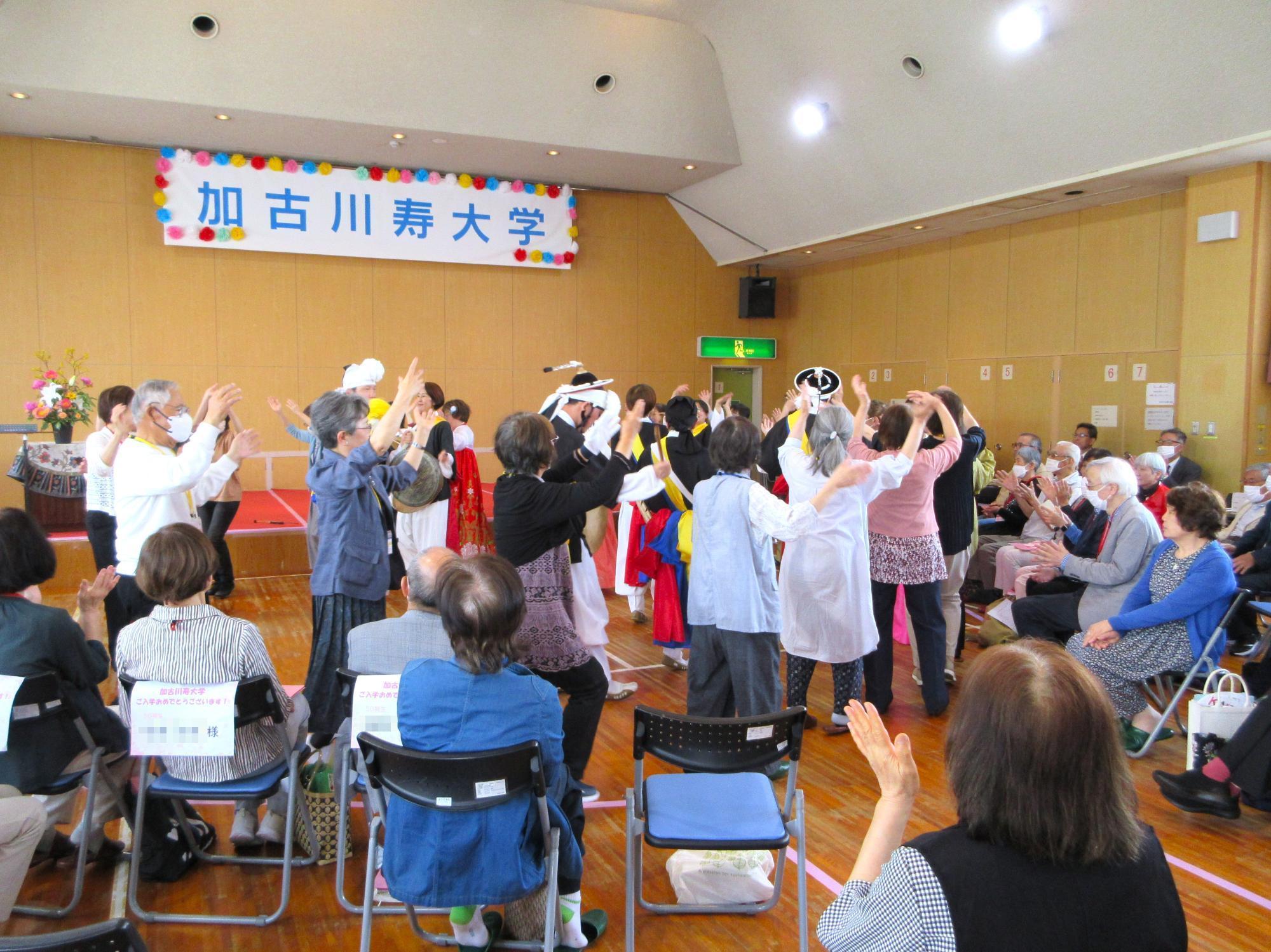 最後に全員で輪になって、演奏にあわせて踊る様子