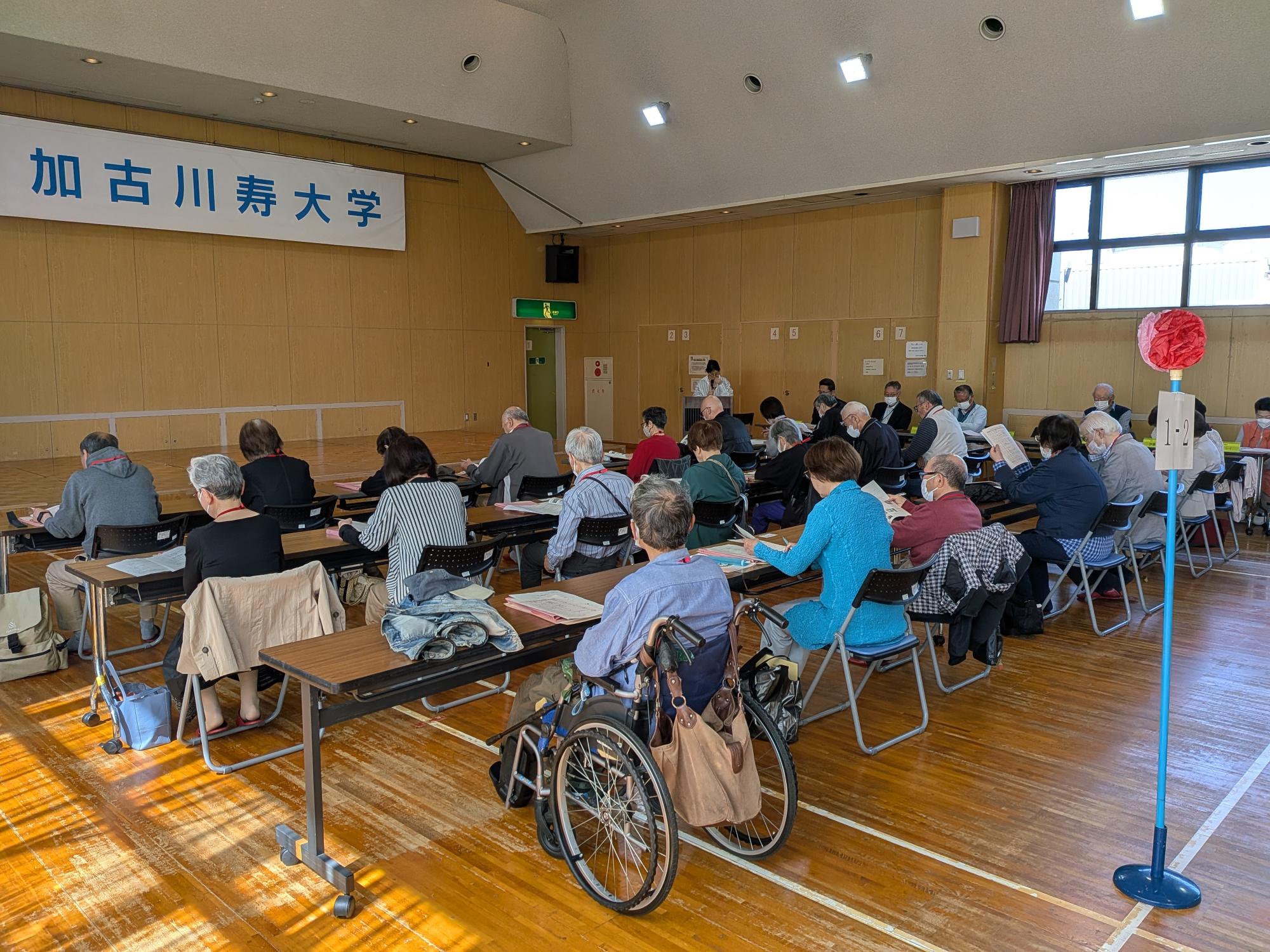 入学に関する説明をきく、入学予定の23名