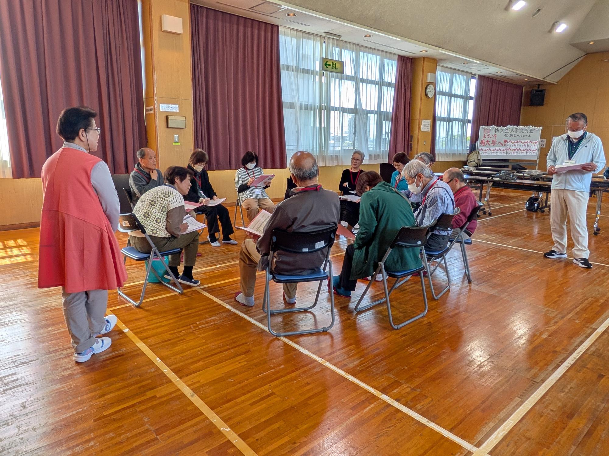各クラス輪になって、自己紹介をしている様子